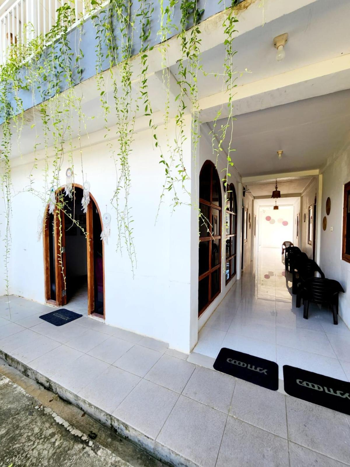 D'Flora Homestay Лабуан-Бахо Экстерьер фото
