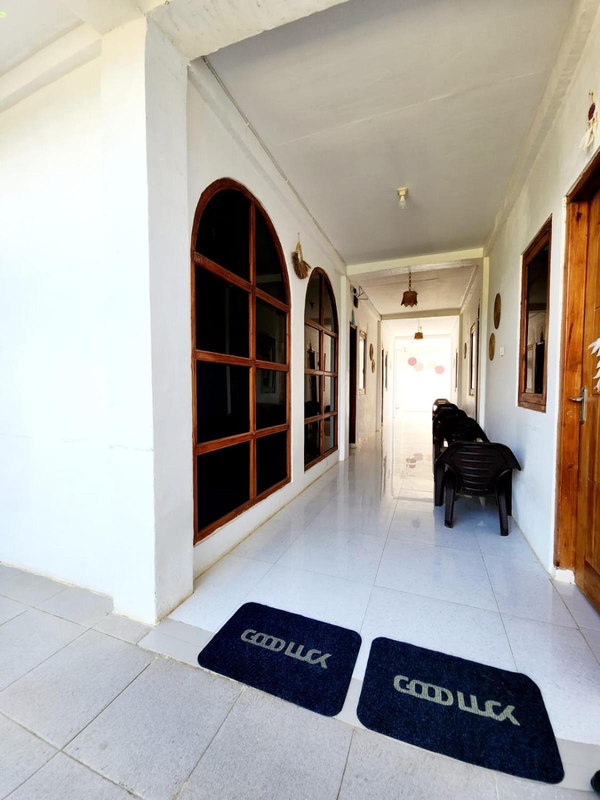 D'Flora Homestay Лабуан-Бахо Экстерьер фото