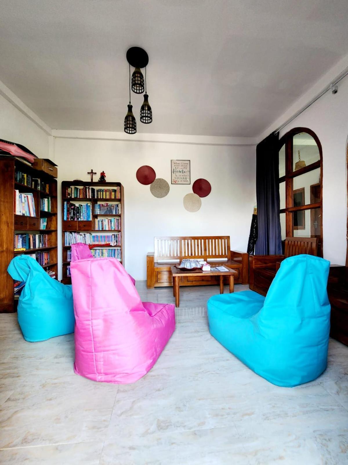 D'Flora Homestay Лабуан-Бахо Экстерьер фото