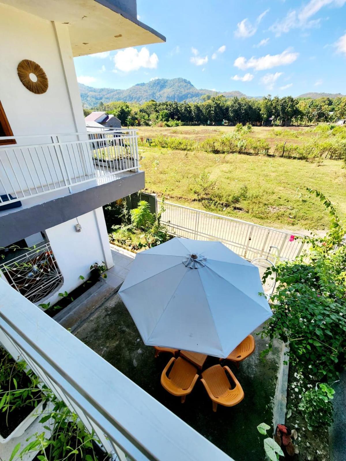 D'Flora Homestay Лабуан-Бахо Экстерьер фото