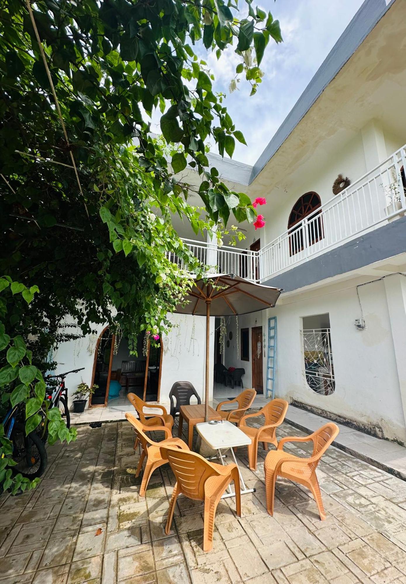 D'Flora Homestay Лабуан-Бахо Экстерьер фото