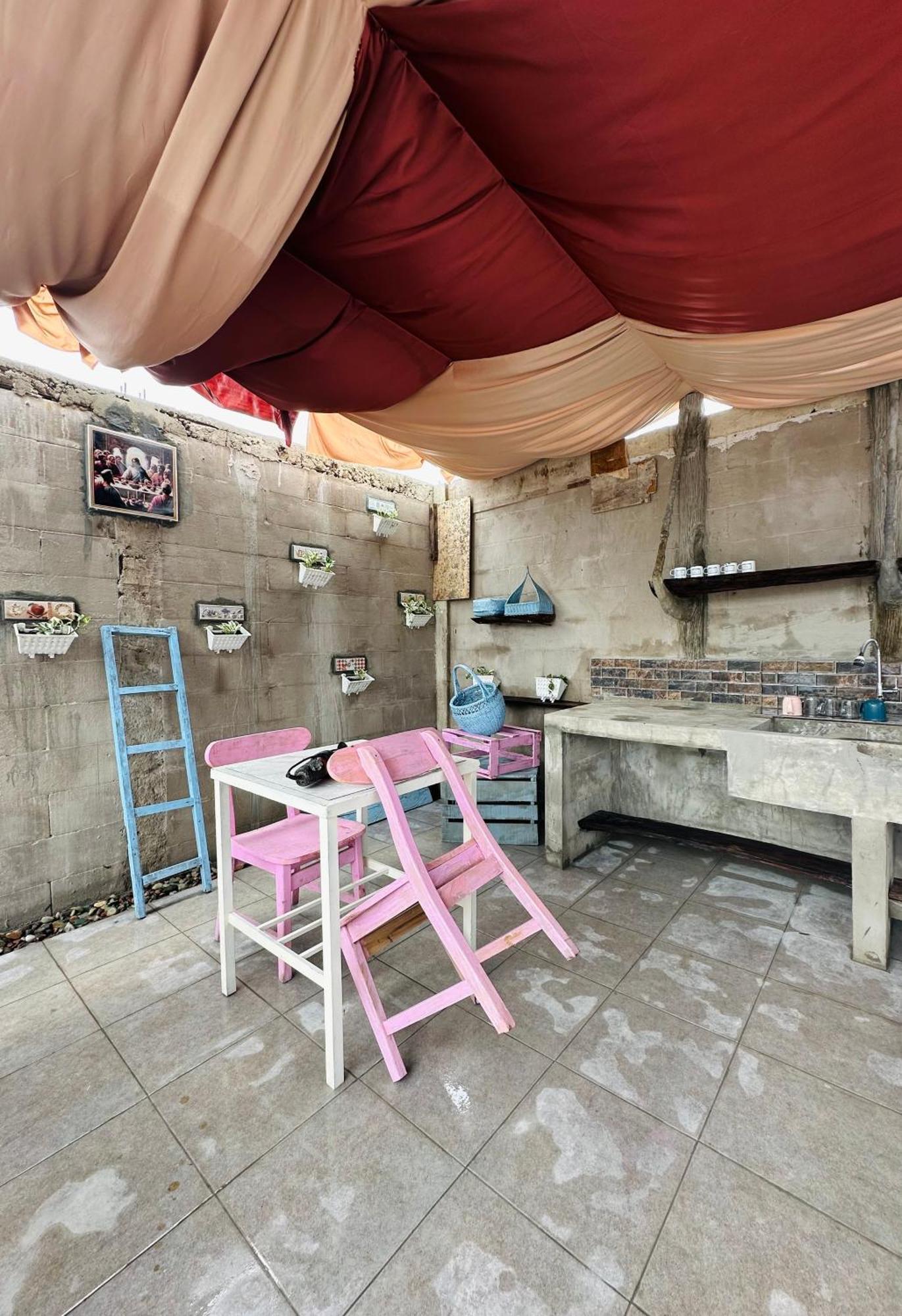 D'Flora Homestay Лабуан-Бахо Экстерьер фото