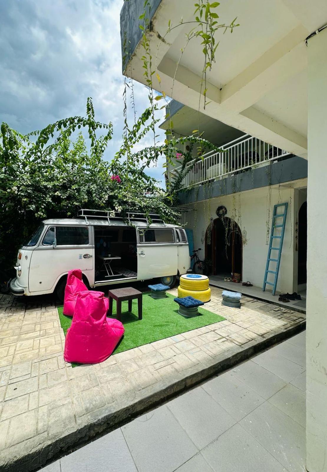 D'Flora Homestay Лабуан-Бахо Экстерьер фото