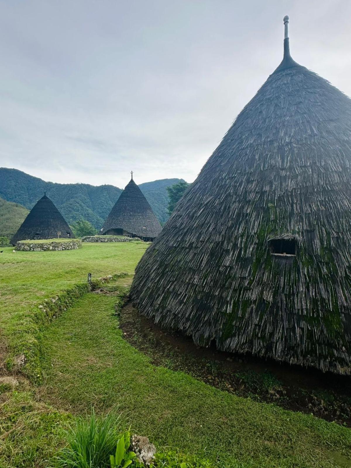 D'Flora Homestay Лабуан-Бахо Экстерьер фото