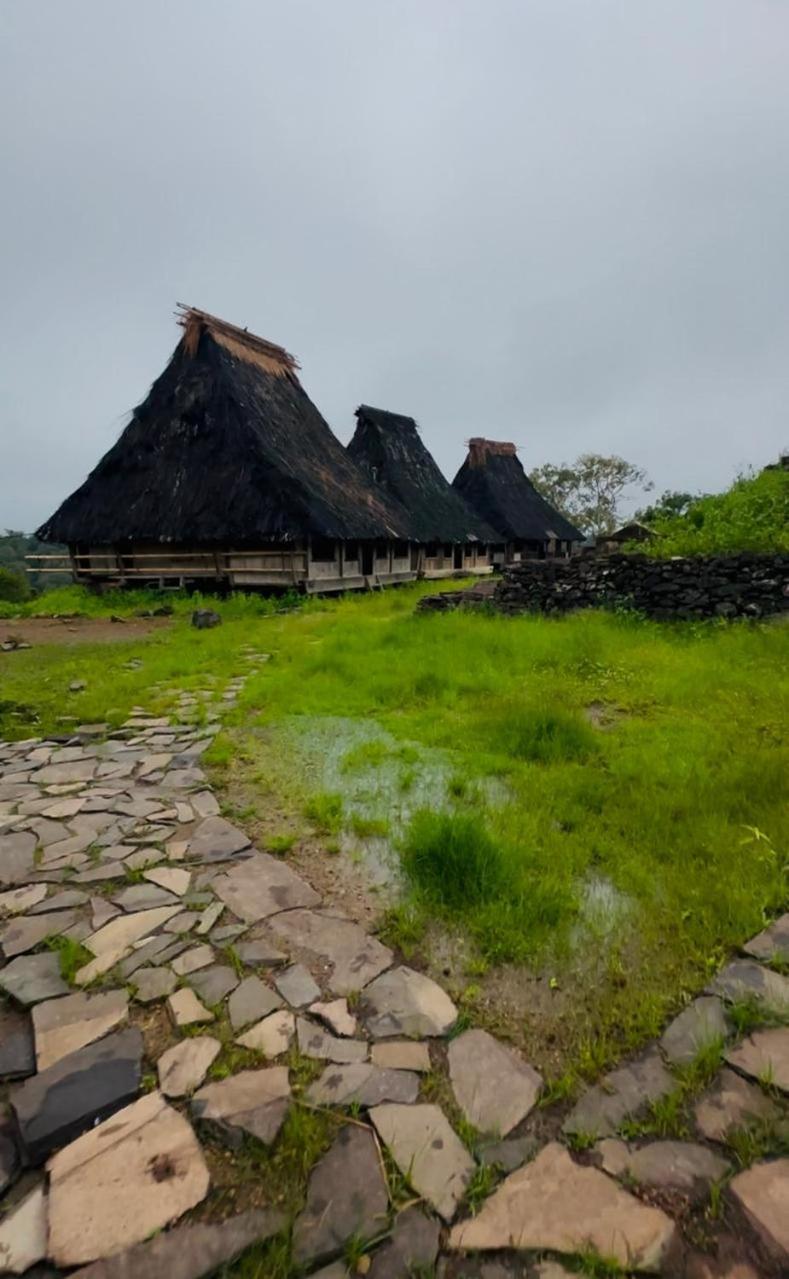 D'Flora Homestay Лабуан-Бахо Экстерьер фото