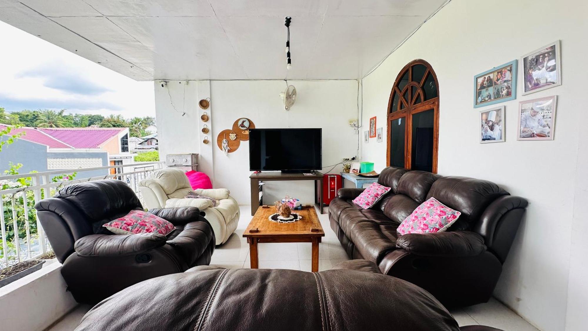 D'Flora Homestay Лабуан-Бахо Экстерьер фото