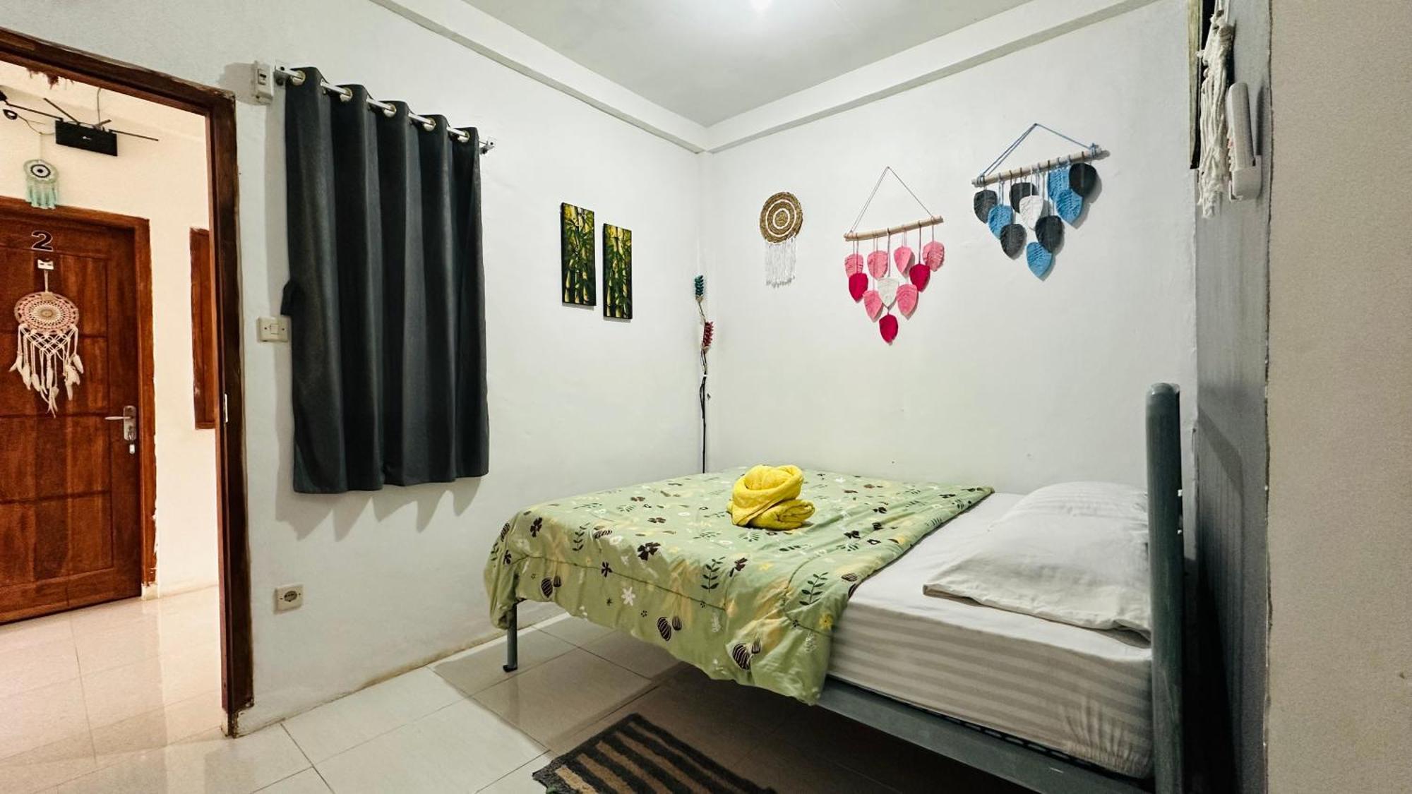 D'Flora Homestay Лабуан-Бахо Экстерьер фото